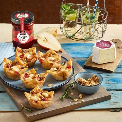 Muffiny z listového těsta se sýrem Fiorella a jahodovým džemem